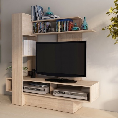 Móvel de televisão em madeira clara com prateleiras e objetos decorativos