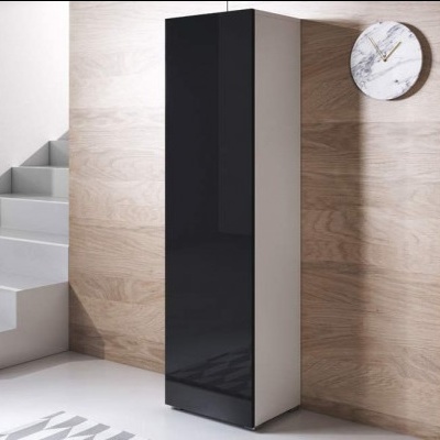 Armário alto preto brilhante e cinza junto a parede de madeira com relógio marmore