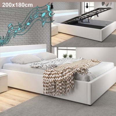 Cama branca estofada com cabeceira iluminada e armazenamento aberta em quarto moderno