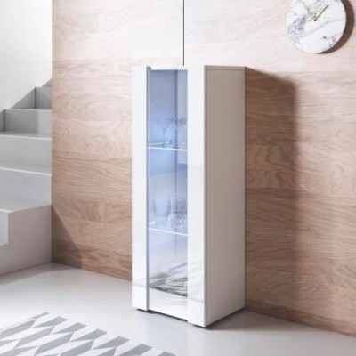 Armário branco estreito com portas de vidro e copos, em interior moderno com escadas e relógio