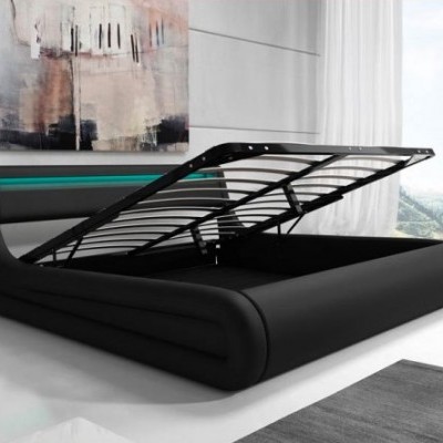 Cama preta com estrutura modernista e arrumação debaixo da base aberta