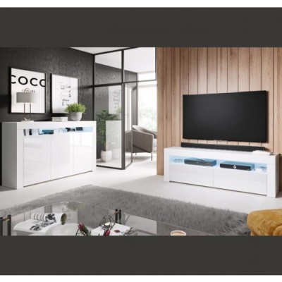 Sala de estar moderna com móveis brancos e iluminação LED azul