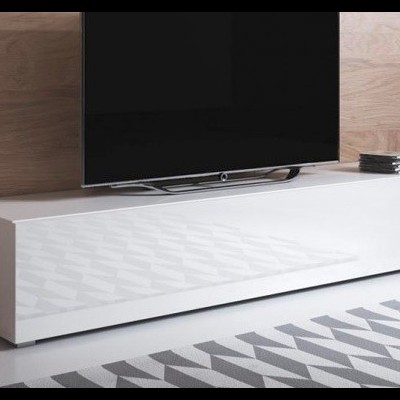 móvel branco brilhante para sala com televisão e tapete geométrico