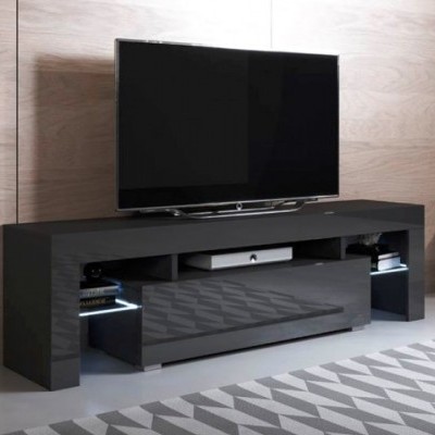 Móvel para TV preto brilhante com televisão plana e prateleiras abertas, em ambiente moderno.