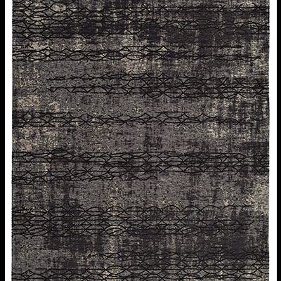 Tapete retangular cinza com padrão abstrato preto