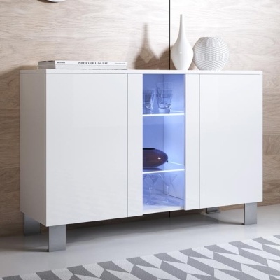 Móvel de sala branco com portas, prateleira de vidro iluminada, vasos e copos.