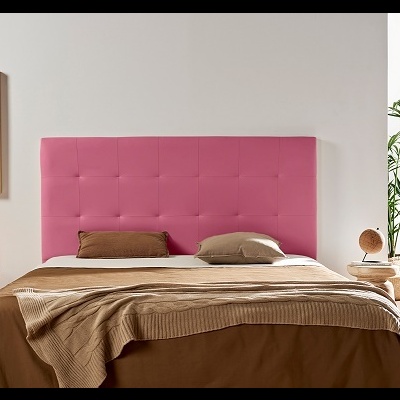 Cama com cabeceira rosa estofada e roupa de cama castanha num quarto moderno e minimalista