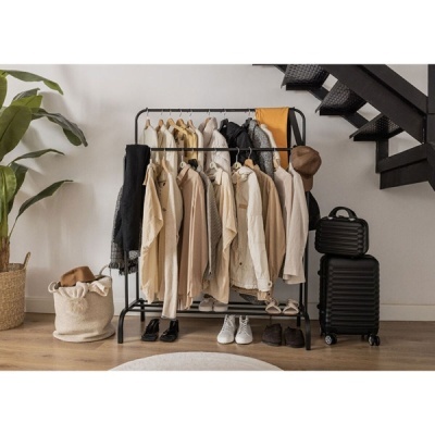 Arara de roupa com sapatos, mala preta e decoração interior