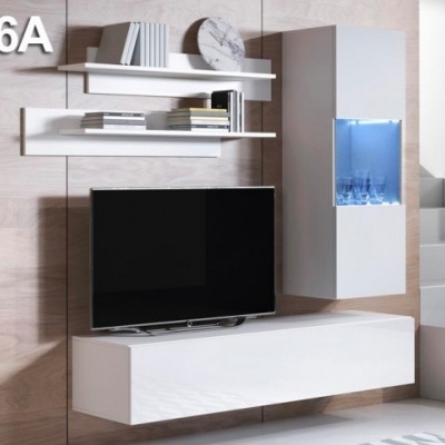 Conjunto de móvel de sala branco com televisão, prateleiras com livros e armário com iluminação azul