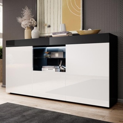 Móvel aparador moderno preto e branco com decoração, livros e iluminação