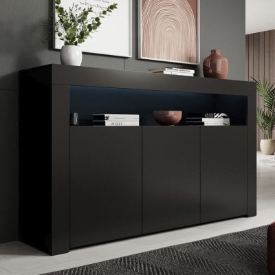 Aparador preto de madeira com portas, prateleira iluminada e decoração com vasos e livros