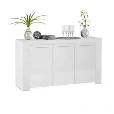 Aparador branco com plantas, copos, livros e esfera decorativa no tampo