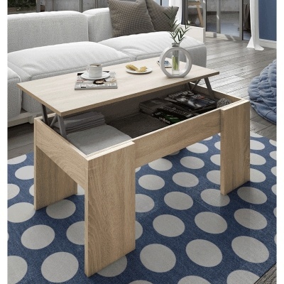 Mesa de centro elevatória em madeira clara com espaço de arrumação, em sala com sofá branco e tapete azul com círculos brancos