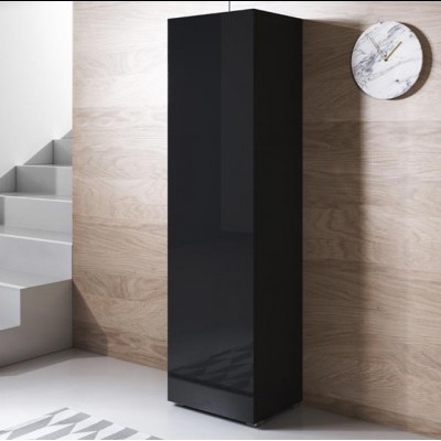 Armário preto alto junto a parede de madeira com relógio de mármore