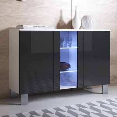 Aparador branco com portas pretas e secção central em vidro iluminada a azul