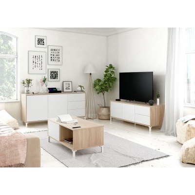 Sala de estar com móveis de madeira clara e branco, mesa de centro, cómoda, móvel TV, quadros na parede e candeeiro de pé
