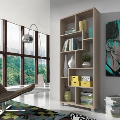 Estante modular em madeira clara com decoração variada numa sala moderna com cadeira e janelas amplas