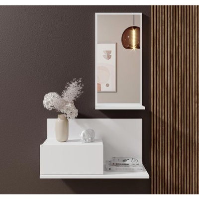 Móvel de parede branco com decoração e espelho em parede castanha com painéis de madeira