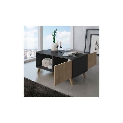 Mesa de centro preta com portas de madeira clara, livros e vela em ambiente interior com janela e carpete escuro