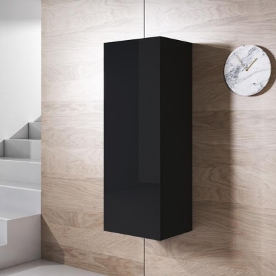 Móvel de parede preto montado numa parede de madeira clara com relógio e escada ao redor