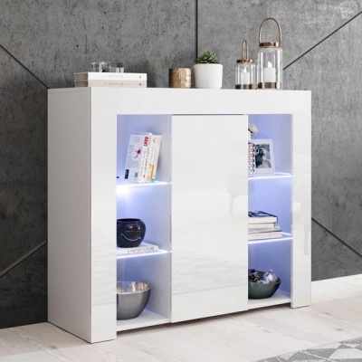 Aparador branco lacado com nichos iluminados e objetos decorativos