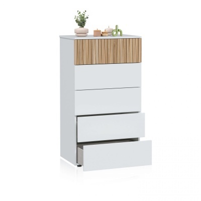 Cómoda branca com gavetas e design superior em madeira clara, decorada com vaso, velas e objeto verde