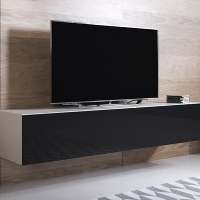 Televisor preto e unidade de TV suspensa com porta preta brilhante e parede de madeira clara