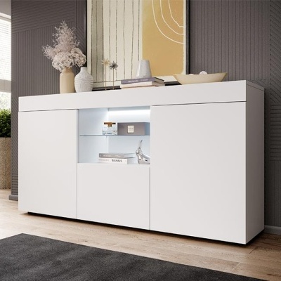 Aparador branco com prateleiras de vidro iluminadas e decoração numa sala moderna