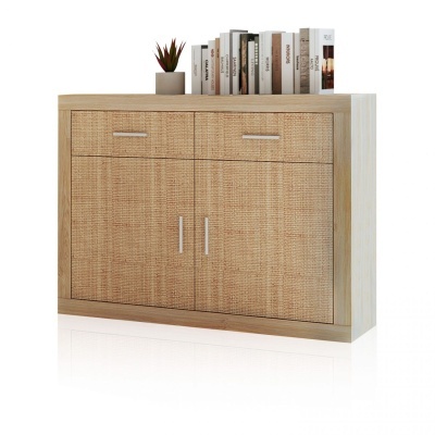 Móvel de madeira clara com gavetas de rattan, livros e planta suculenta em vaso