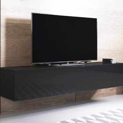 Móvel TV preto suspenso com televisão e pilha de discos ao lado