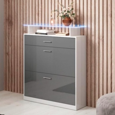 Móvel branco com gavetas cinza e vaso em cima