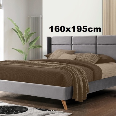 Cama estofada cinza com roupa de cama castanho e bege em quarto moderno