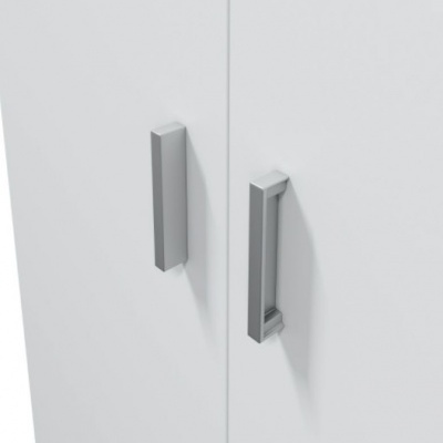 Portas de móvel brancas com puxadores metálicos prateados verticais