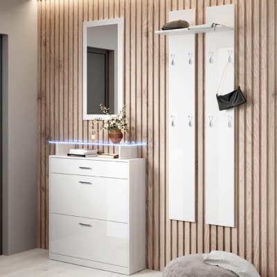 Móvel de entrada branco com arrumação e painel com ganchos e espelho em parede de madeira clara