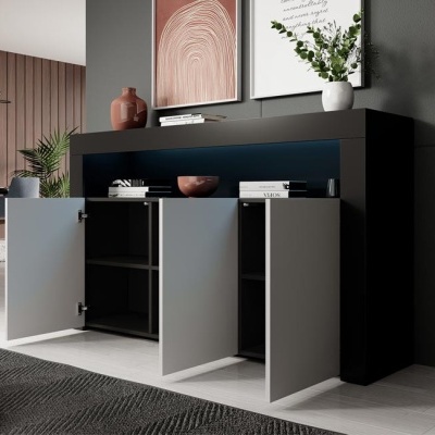 Aparador preto e branco com portas abertas e decoração com vasos e quadros