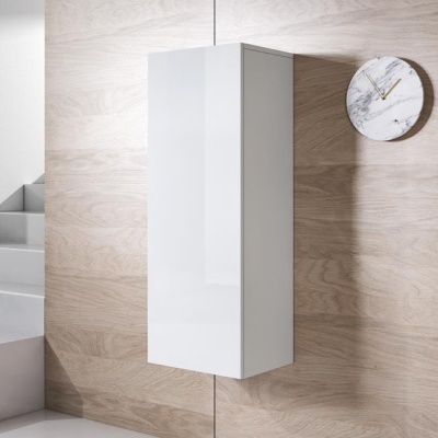 Armário suspenso branco brilhante e relógio de parede marmoreado numa parede de madeira clara