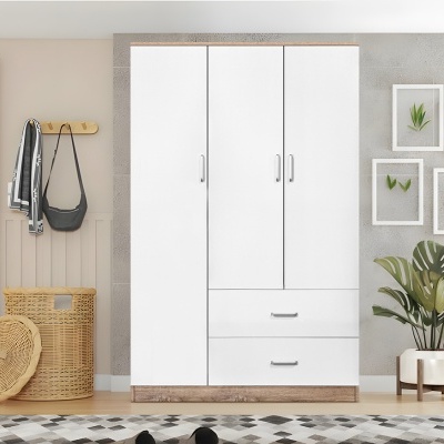 Guarda-roupa branco com três portas e duas gavetas, base de madeira, cesto de verga, planta em vaso e cabideiro na parede