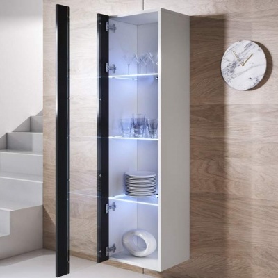 Armário suspenso branco com porta de vidro preta e interior iluminado