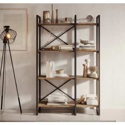 Estante metálica e madeira com decoração e candeeiro de chão junto à parede branca