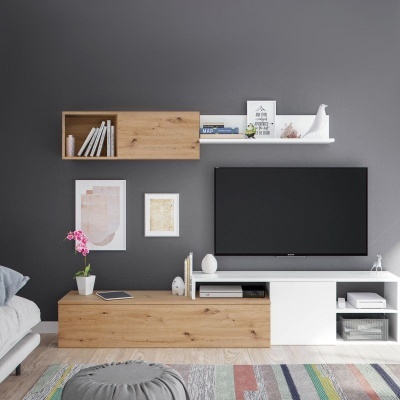 Conjunto de móveis sala com móvel TV em madeira clara e branco, prateleira suspensa, televisão na parede cinza e decoração