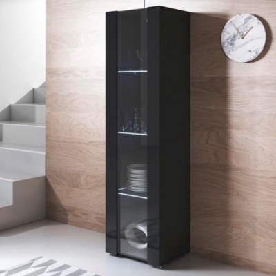 Móvel alto de vidro preto com prateleiras mostrando copos e pratos junto a parede de madeira clara