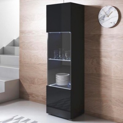 Armário alto preto com porta de vidro mostrando copos e pratos num ambiente de sala moderna