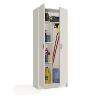 Armário alto branco com portas abertas e produtos de limpeza no interior