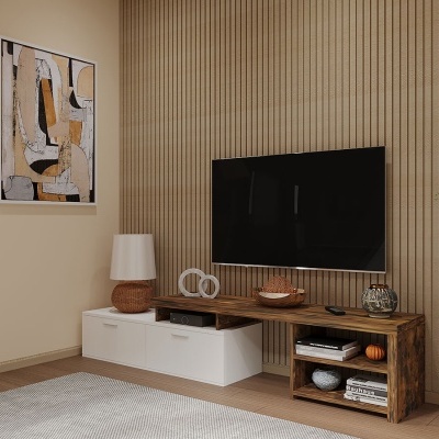 Móvel de televisão moderno em madeira e branco numa sala com parede de painéis verticais de madeira clara.