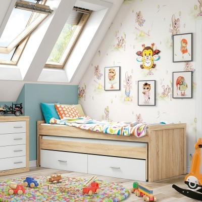Quarto infantil com cama de madeira clara, papel de parede infantil e janela de teto