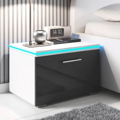 Mesa de cabeceira branca com porta preta e luz azul LED, em quarto com cama e tapete cinza