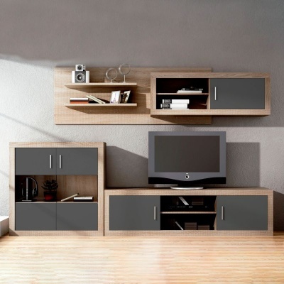 Conjunto de móveis para sala em madeira clara com portas cinza e prateleiras com objetos