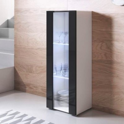 Armário de cozinha alto branco com portas de vidro e laterais pretas