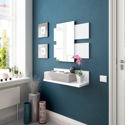 Espaço interior com espelho modular e prateleira suspensa na parede azul escura