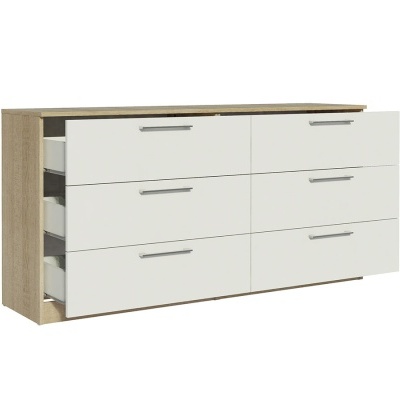 Cómoda com seis gavetas, madeira clara com frentes brancas e puxadores metálicos